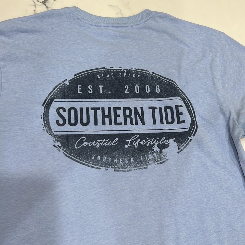 Southern tide men’s small T-shirt never woRN